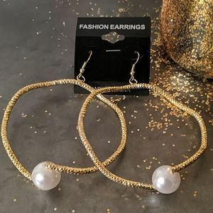 Gold hoop Pearl earrings